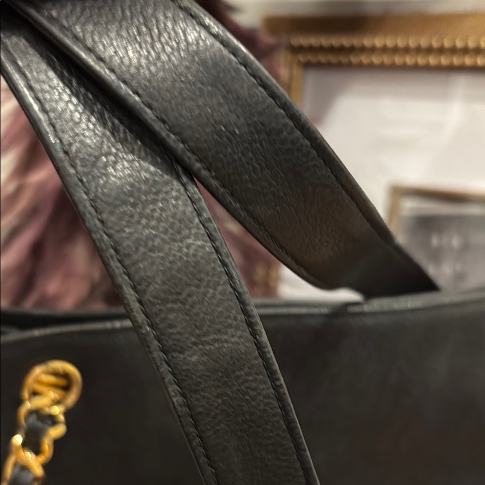 Chanel Black Caviar Shoulder Bag with Gold Hardware - Picture 6 of 16